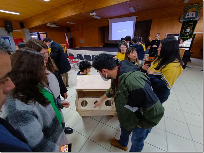 Estudiantes diseñan puntos limpios con madera reciclada (2)