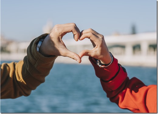 pareja-cosecha-que-muestra-corazon-manos